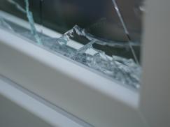 Eingeworfenes Fenster bei Einbruch