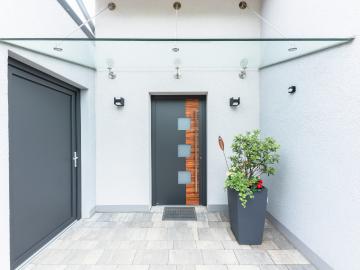 Holz-Aluminium-Haustür in anthrazit mit Glasausschnitten